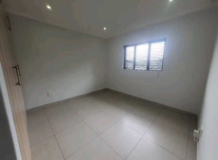 Modern neat clean 1 bedroom apartment on the   in Bezuidenhout Valley