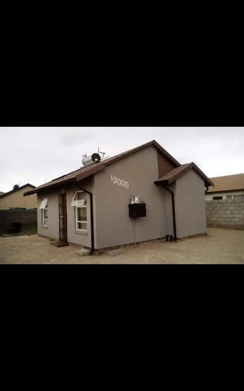 House available in phase 4 rent 4300..deposit  in Braamfischer