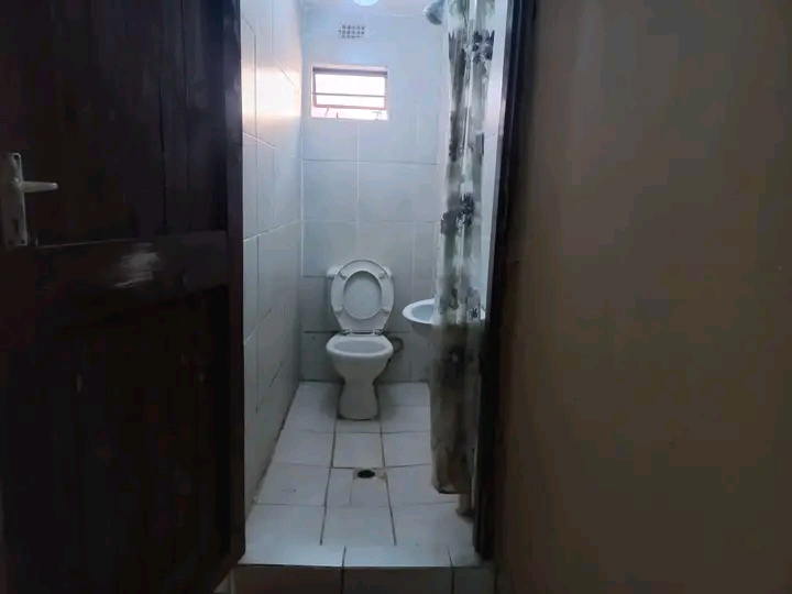 Neat and spacious one bedroom cottage availab  in The Hill