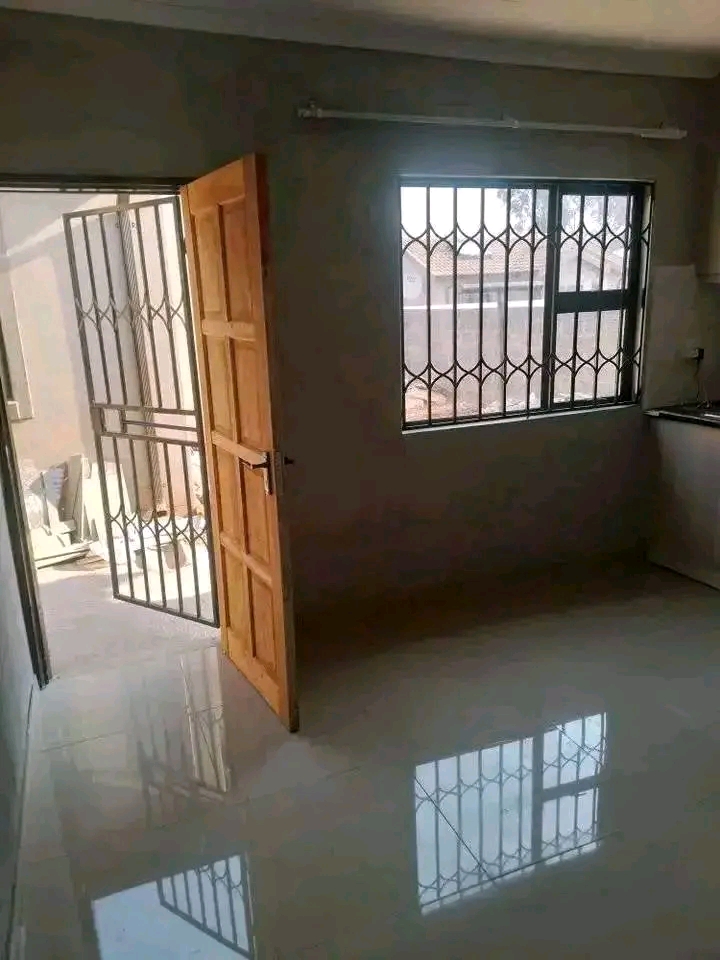Bachelor room available same time
close to a  in Alexandra