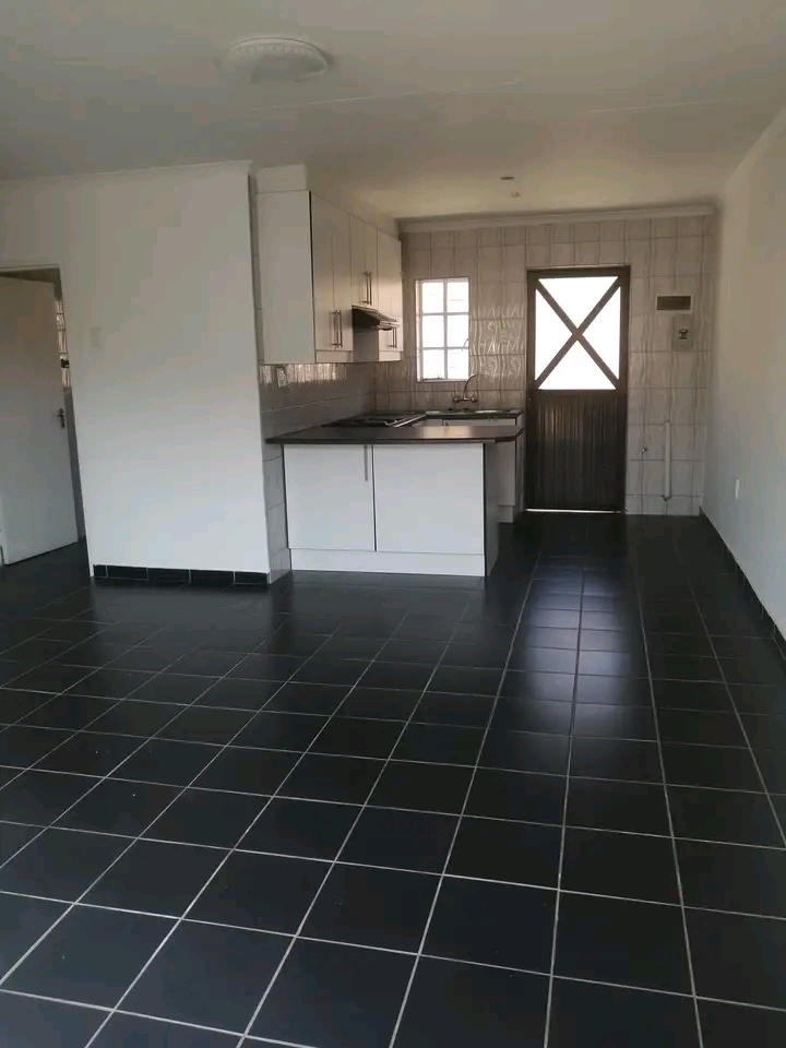2 bedroom 1 bathroom open plan kitchen lounge  in Midrand