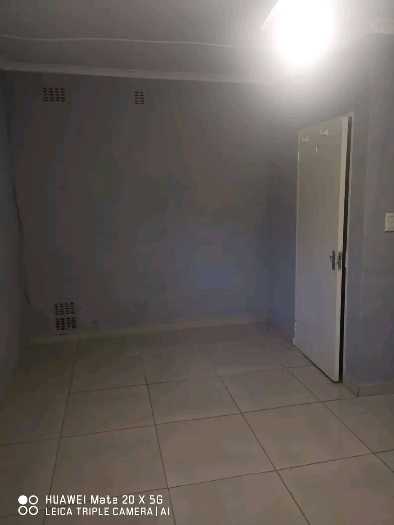 Room available 
rent is r2950, deposit is r1  in Randpark Ridge
