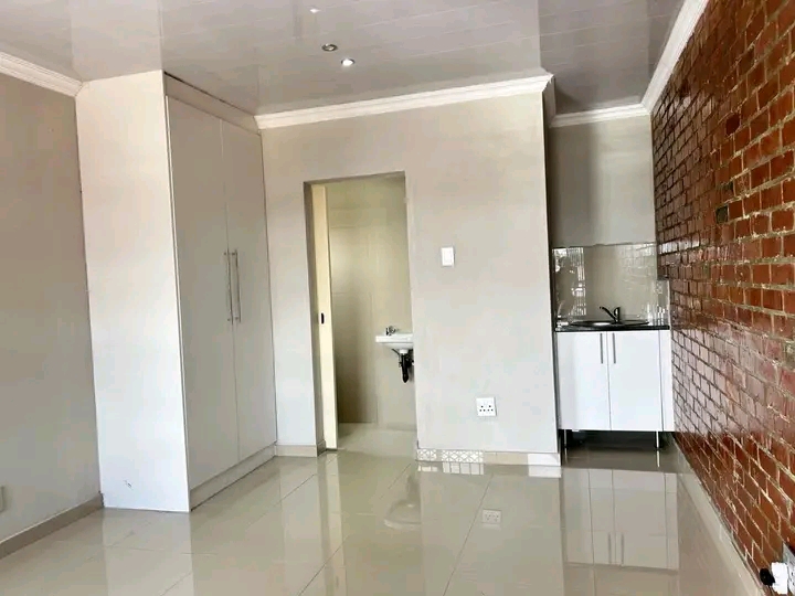 Bachelor available for rent 🏠  centurion e  in Olievenhoutbosch