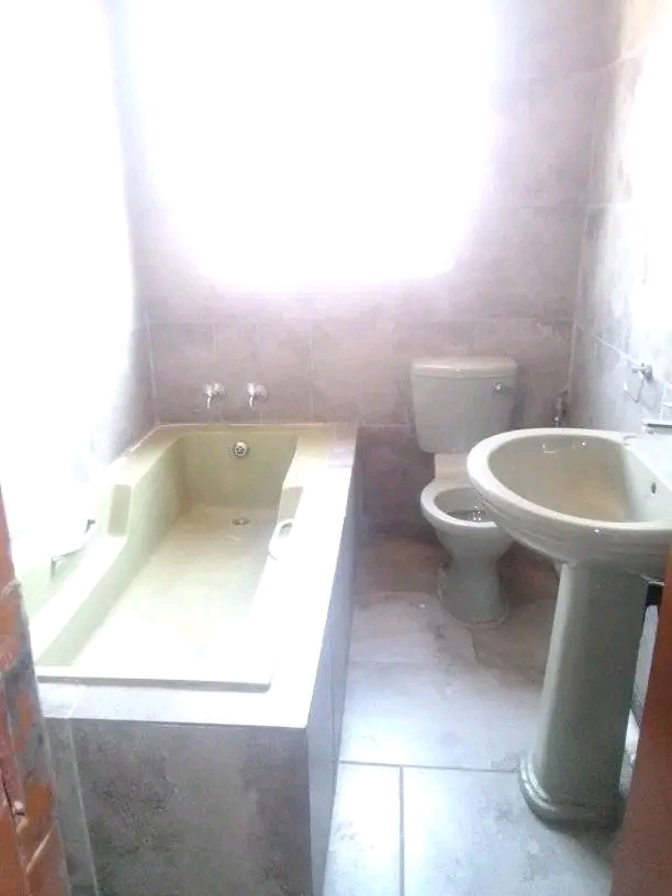 A stunning 3 bedroom stand alone house to ren  in Ebony Park