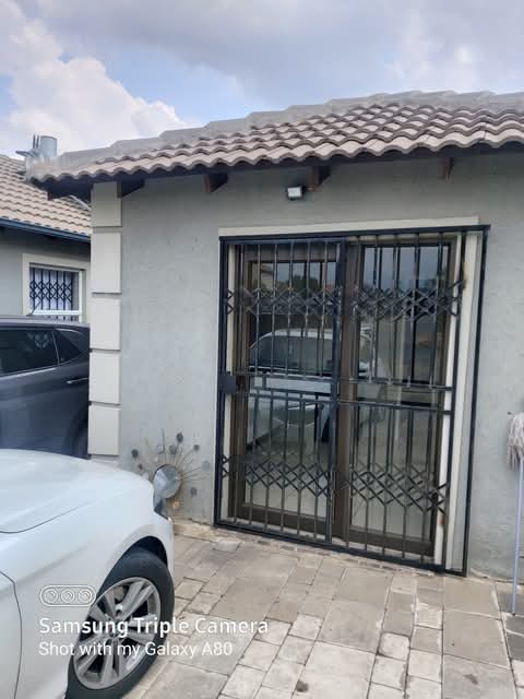 1 bedroom cottage up for rental 
rental r450  in Blue Hills