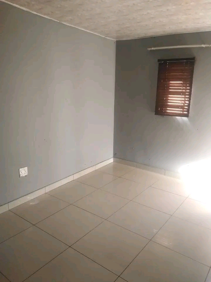 Room to rent at ext 8 soweto.rent r1300 conta  in Protea Glen
