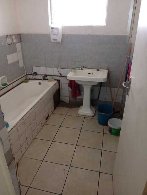 Large room to rent, semi furnished.
shared b  in Berea