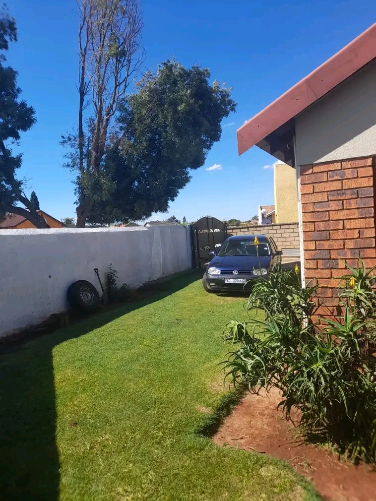 Area: ext25📍
rental price r5500 plus depo  in Vosloorus
