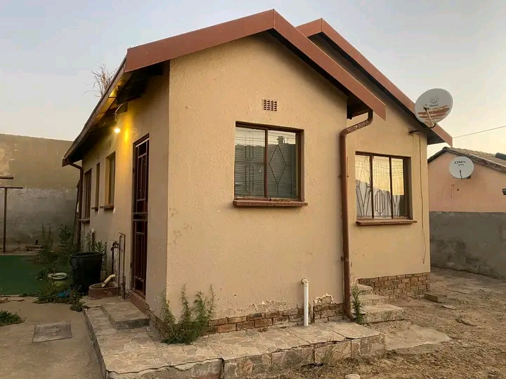 Stand alone 2 bedroom house to rent in midran  in Klipfontein