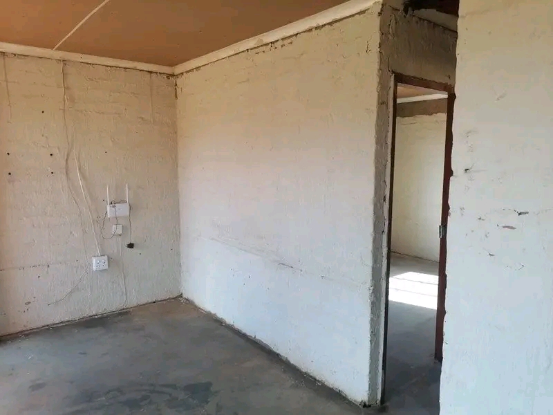 House for rent in golden gardens, circle 3, r  in Sebokeng