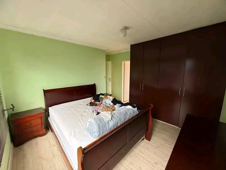 A well maintained stand alone offering 3 fitt  in Kempton Park