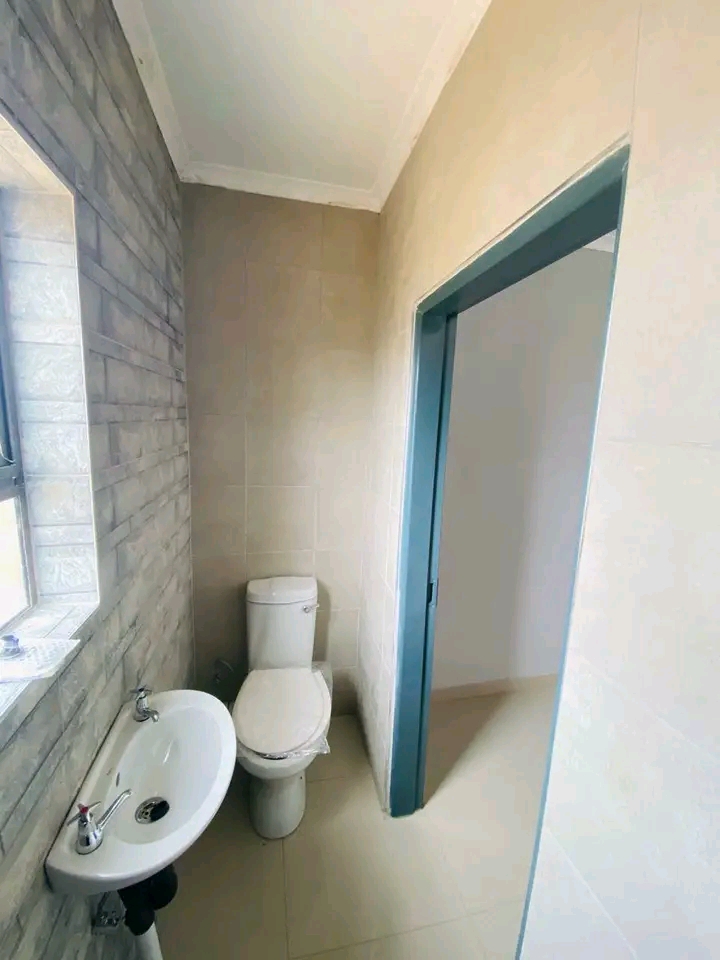 1 spacious bedroom bachelor with fitted kitch  in Norkem Park