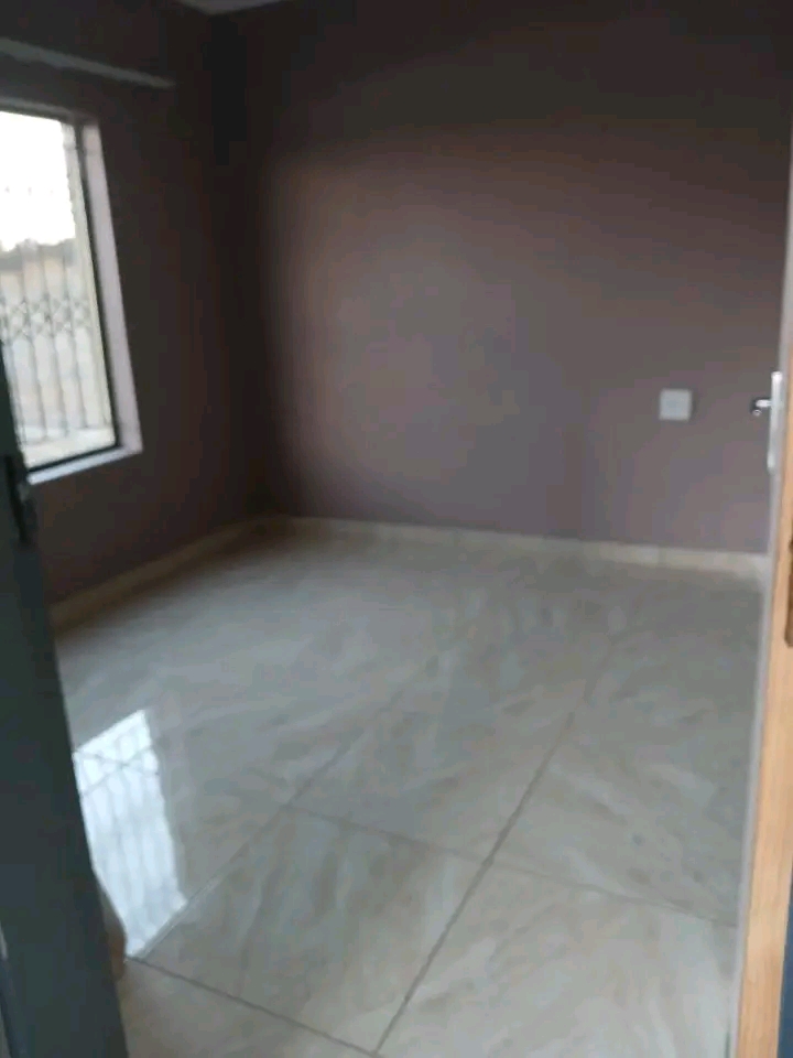 Cottage to rent with inside shower and toilet  in Cosmo City