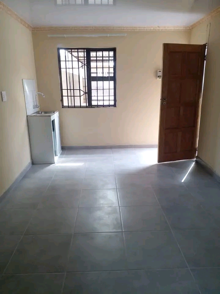 Garage sized room with ensuite to rent extens  in Protea Glen