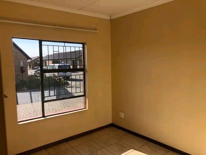 Lakeside gardens, zambesi street, riversdal �  in Meyerton