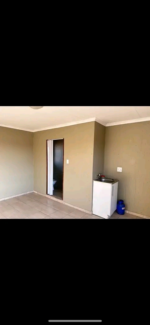 En-suite rooms available at ext4.
own kitche  in Protea Glen
