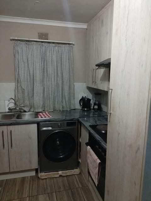 Rental price r5800 plus deposit
fitted kitch  in Dawn Park