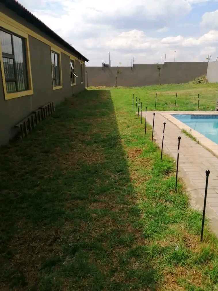 Bachelor s available for rental
are: ext 2
  in Vosloorus