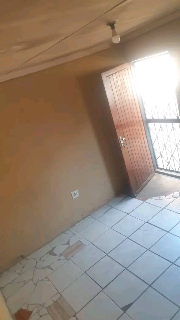 Room available for rental monthly rent 1000 i  in Vosloorus
