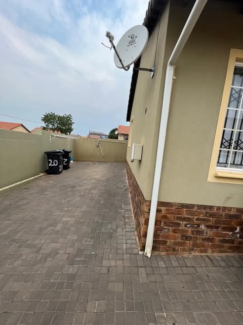 2 bedroom house available for rental in ext 1  in Cosmo City