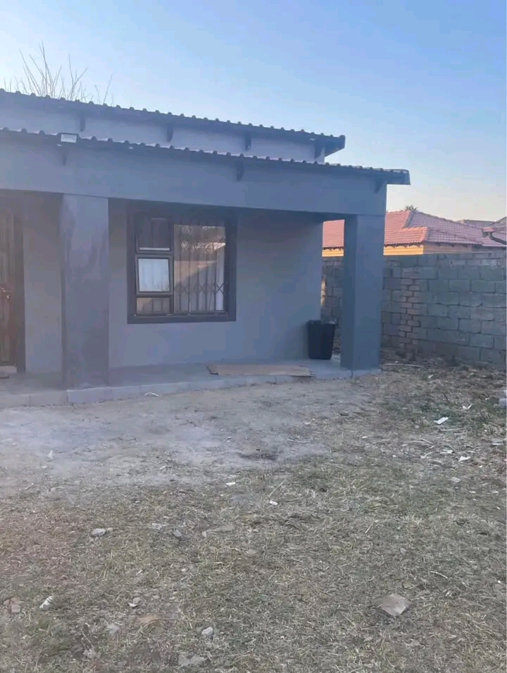 Bachelor units to rent 
 fitted as standard:  in Dawn Park