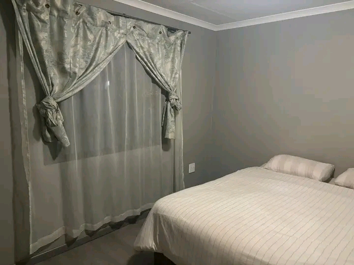 Neat & clean 3 bedroom house available 
area  in Vosloorus