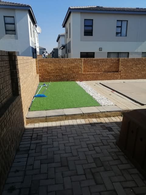 3 bedroom house with a swimming pool availabl  in Centurion