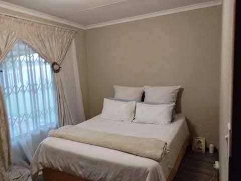 Rental price r5800 plus deposit
fitted kitch  in Dawn Park