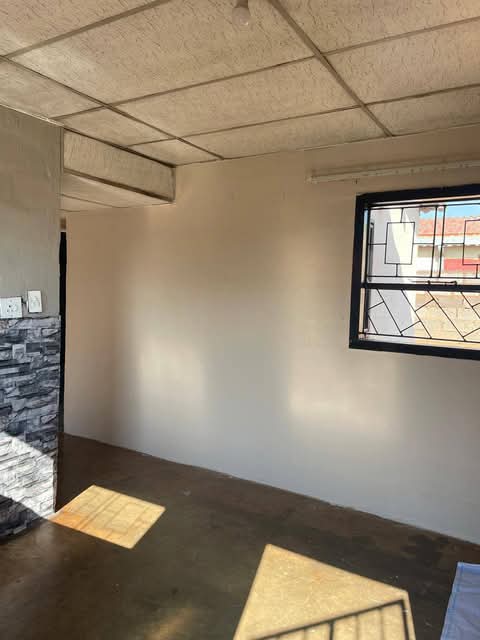2 bedroom house for rent 
location: ext 14   in Vosloorus