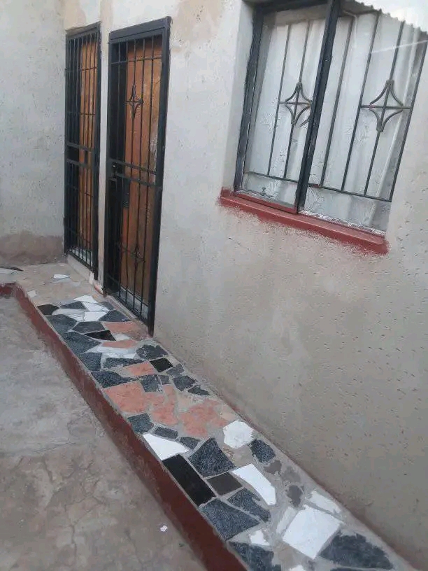Two rooms available for rental in ext 1. rent  in Chiawelo