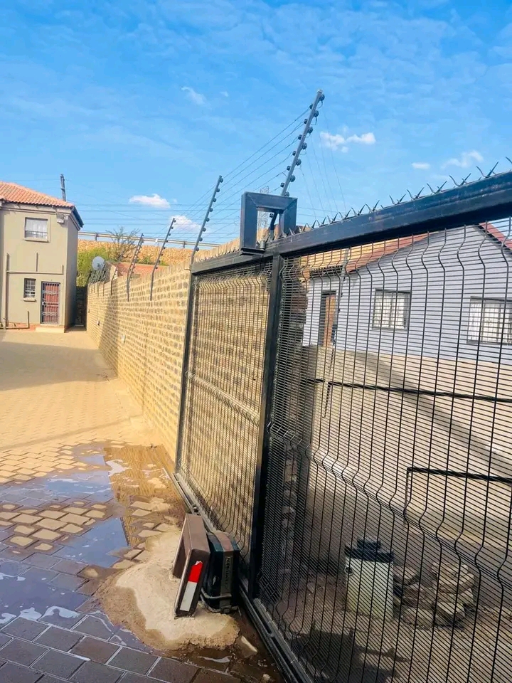 Bachelor acommodation to let 1st august 
dep  in Mamelodi