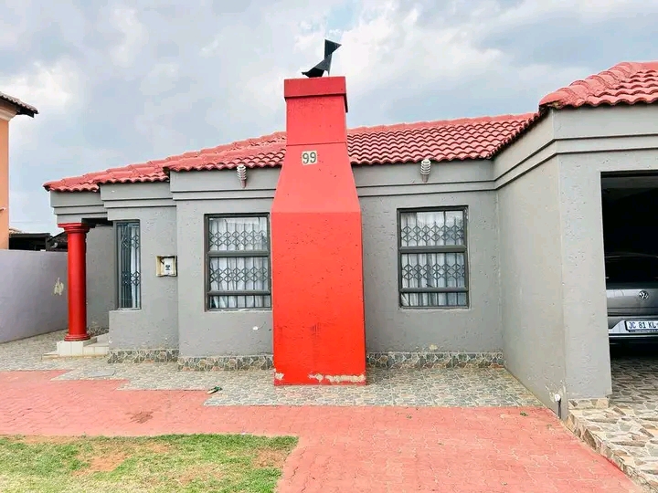 2 bedroom house with 1 empty outside room  ho  in Protea Glen