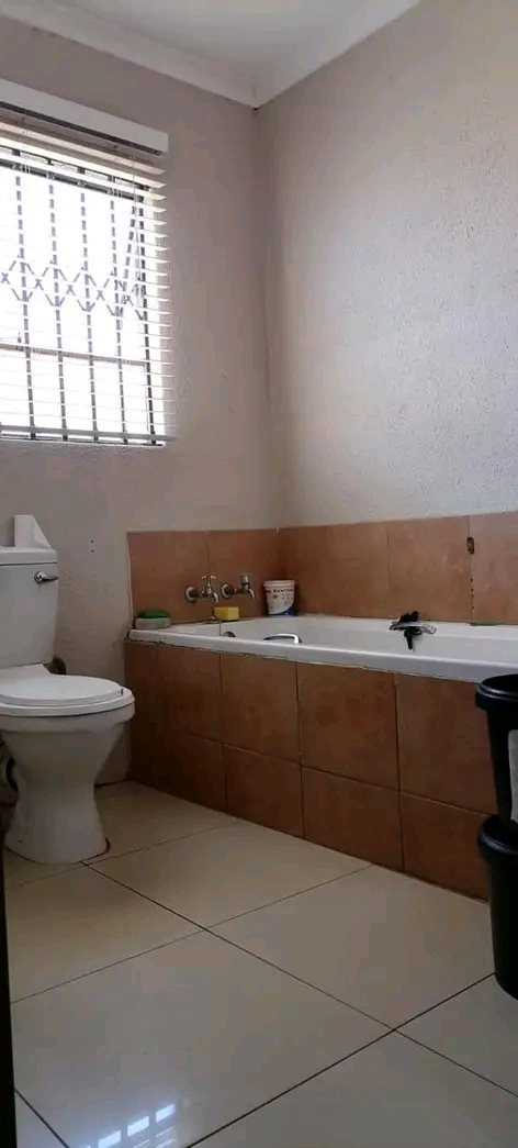 2 bedroomed house available to rent
fitted k  in Dawn Park