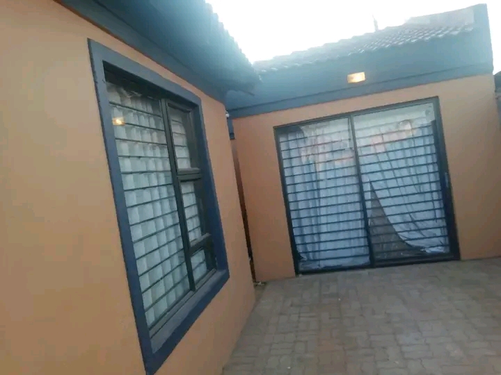 Room and garage available for rental availabl  in Protea Glen