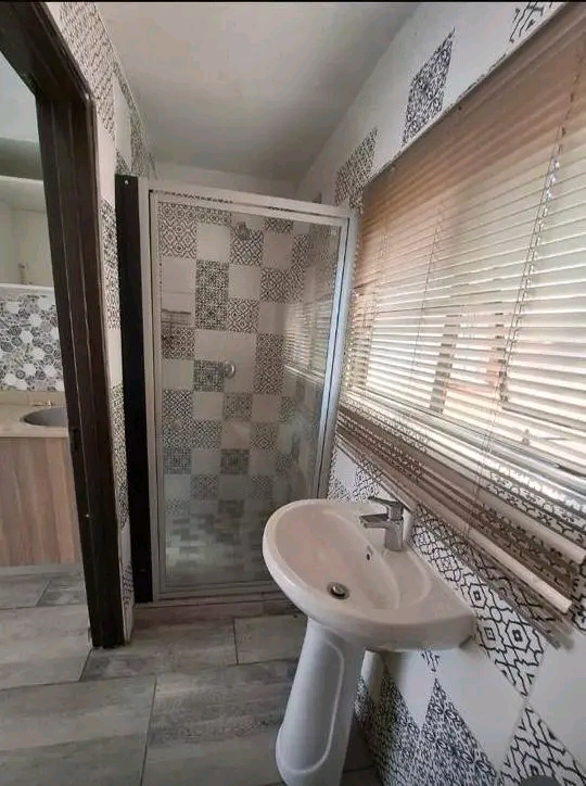 This well-designed bachelor unit at oscar is   in Birchleigh North