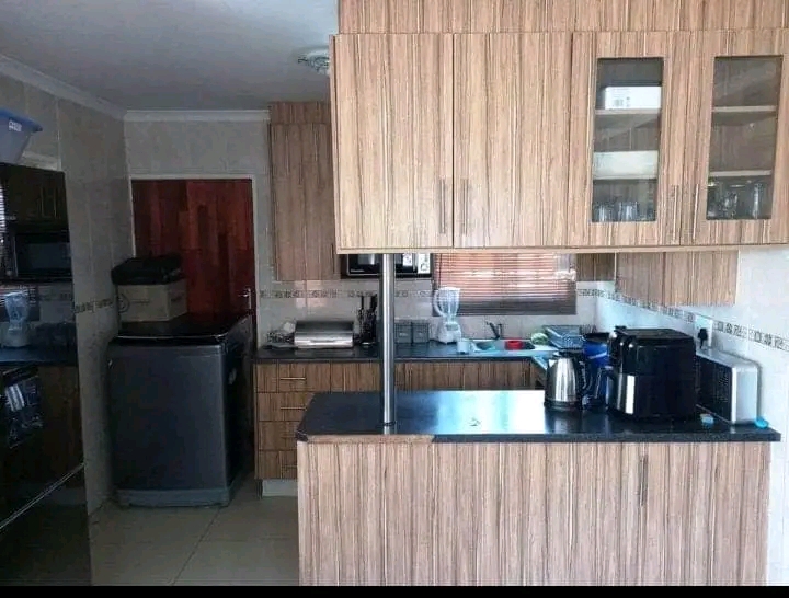 Rental :r5500 plus deposit
kitchen 
3 bedro  in Windmill Park