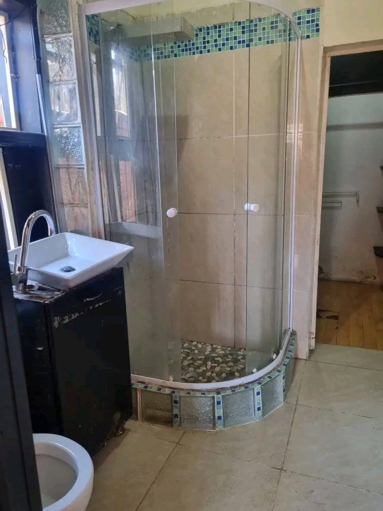 A spacious room to rent 3200r. toilet and sho  in Kensington
