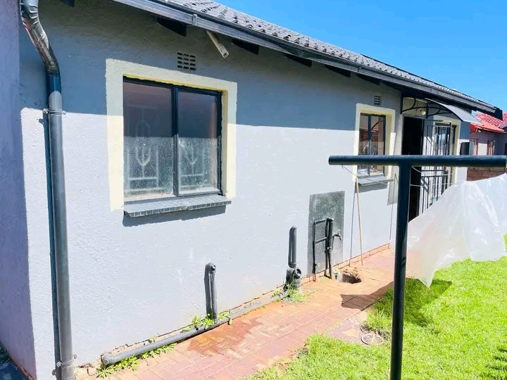 Beautiful 3 bedrooms house to rent in ext6 po  in Vosloorus