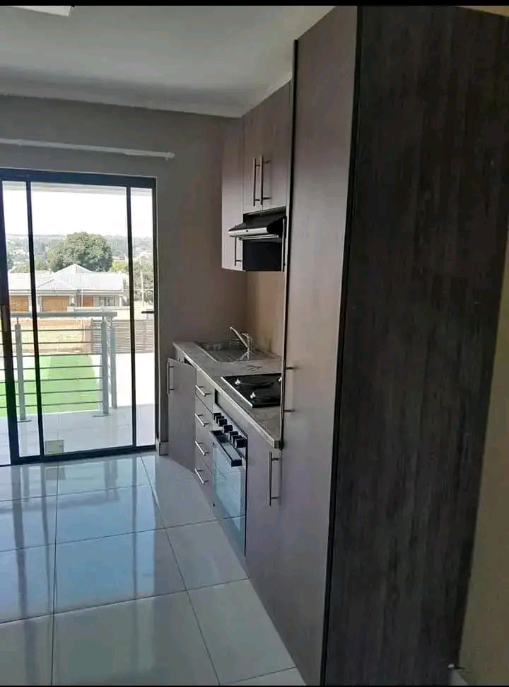 1 bedroom cottage consisting of a fitted kitc  in Kempton Park