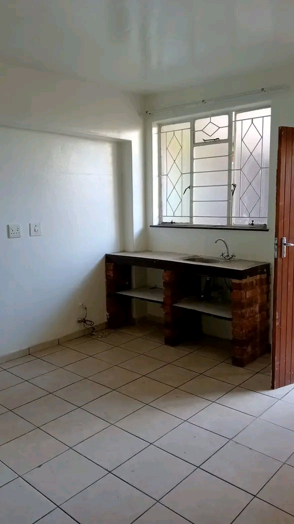 Flats and rooms available at  turf centre 82   in Turffontein