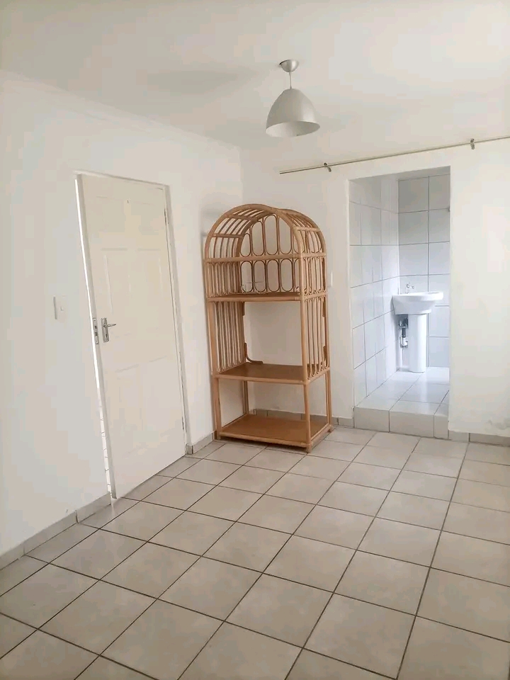 Charming 2 bedroom cottage available
discove  in Kensington