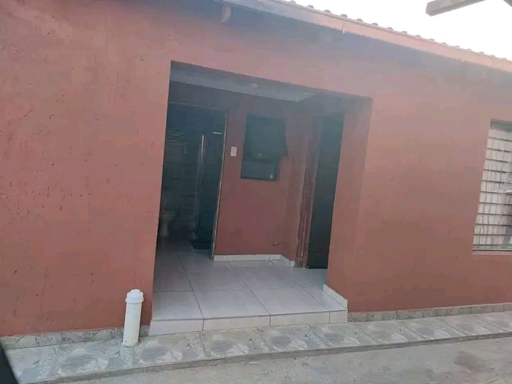Bachelor room available from month end @ ext   in Naturena