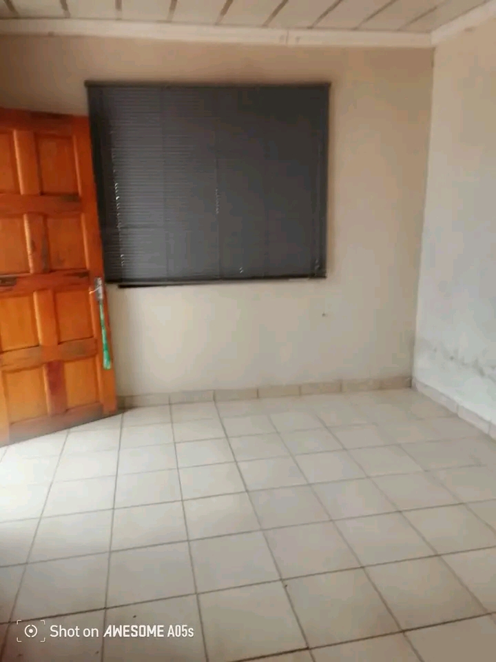 Garage with shared bathroom available in phas  in Braamfischer