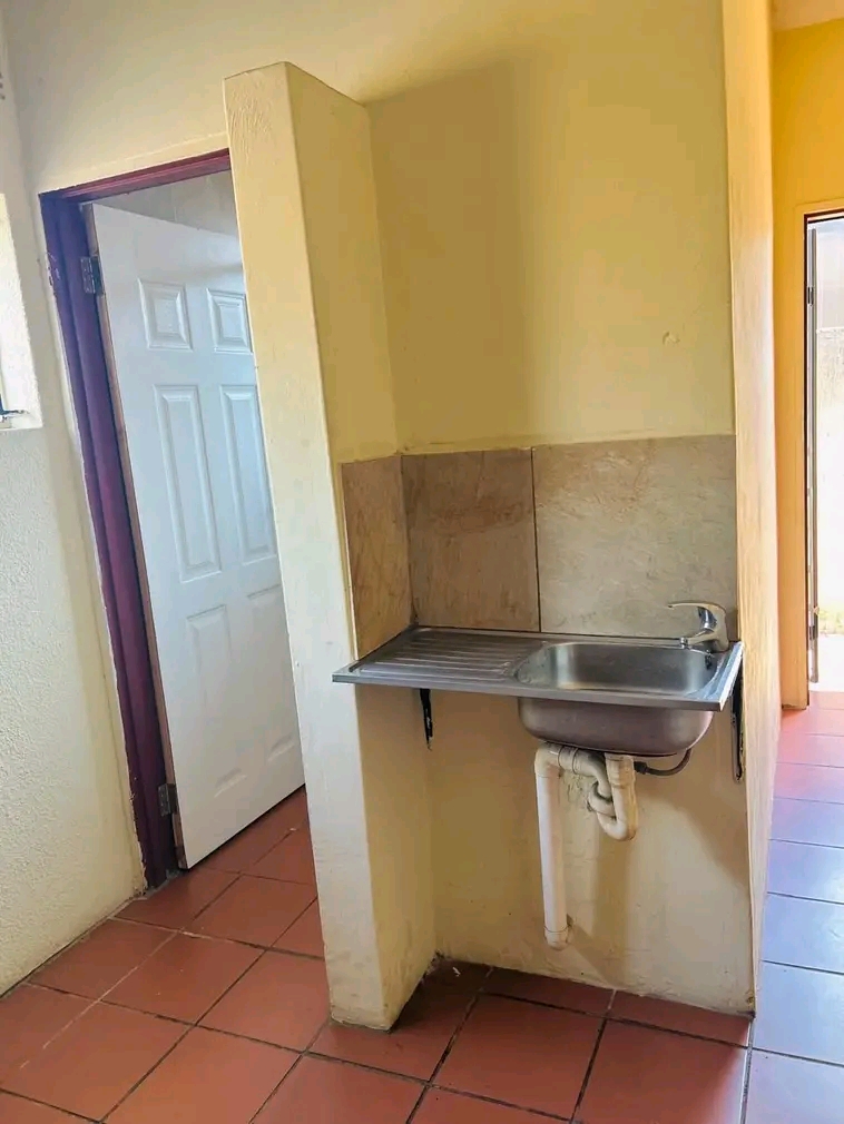 Garage room to let in phase 2, rent r2500, de  in Diepkloof
