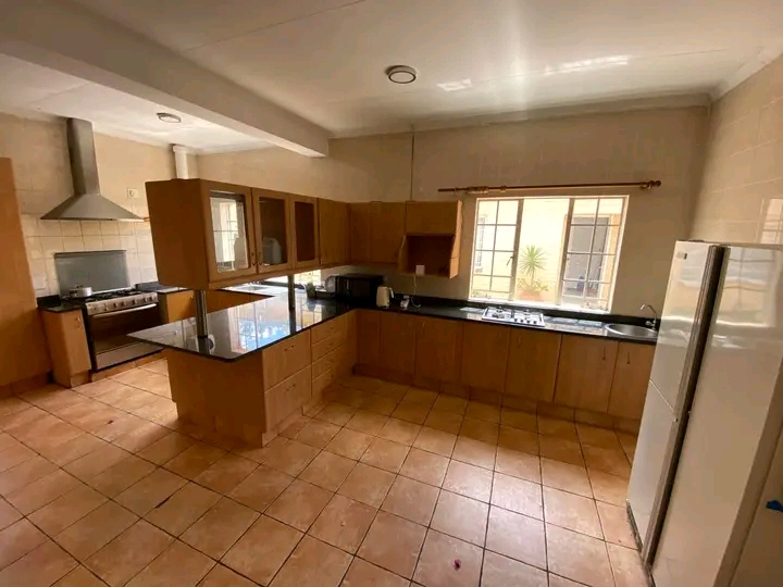 Large furnished room in upmarket commune 
re  in Jeppestown