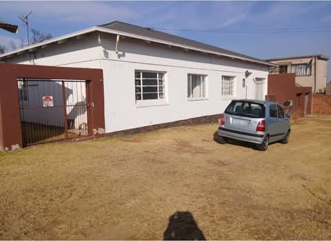 Beautiful and spacious 1 bedroom cottage for   in Primrose east