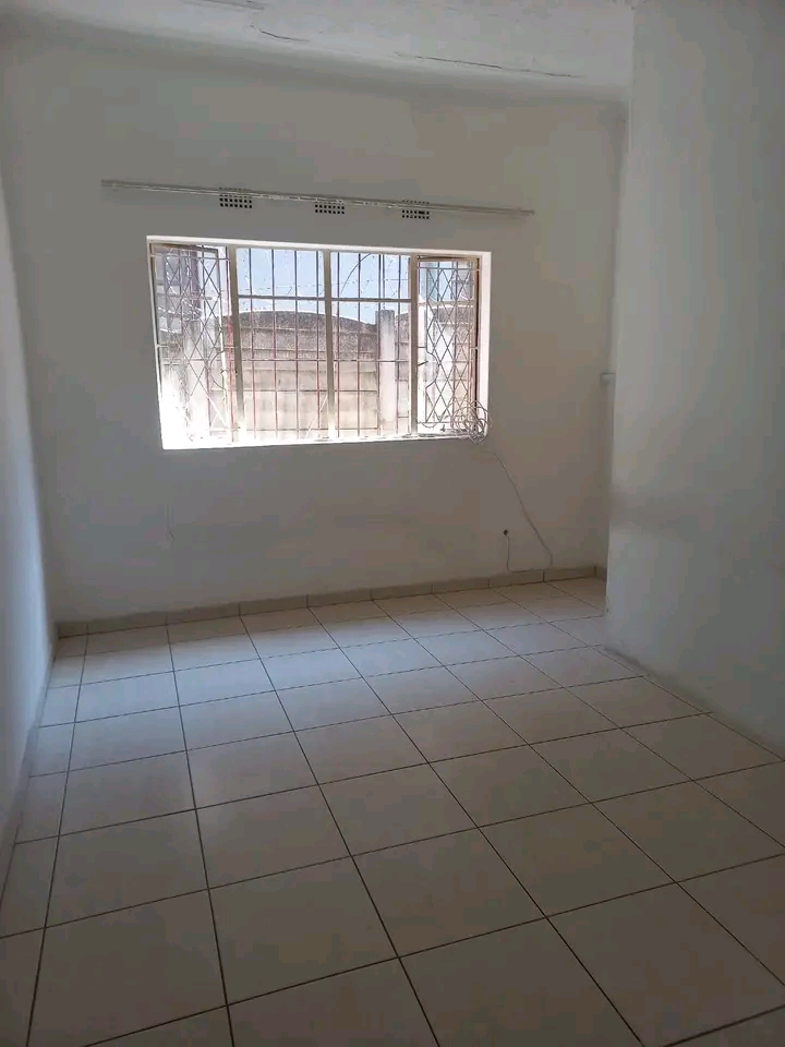 Single inside room to let in persimmon street  in Johannesburg