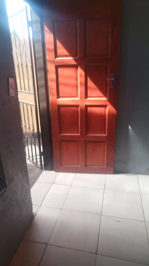 Room available at ext next chiawelo flats,
r  in Mapetla