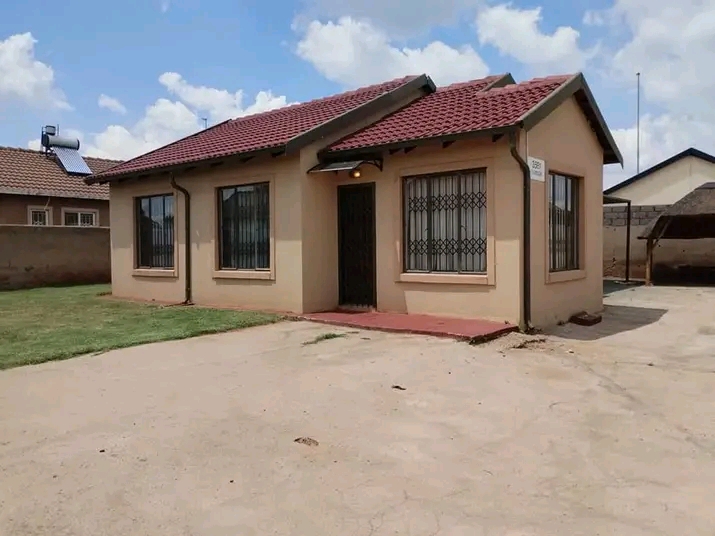 3 bedrooms|1 bath|guest toilet|lounge|kitchen  in Dawn Park