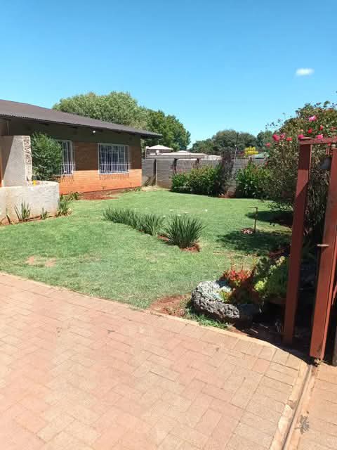 Room to rent for a dayshift working female in  in Vanderbijlpark